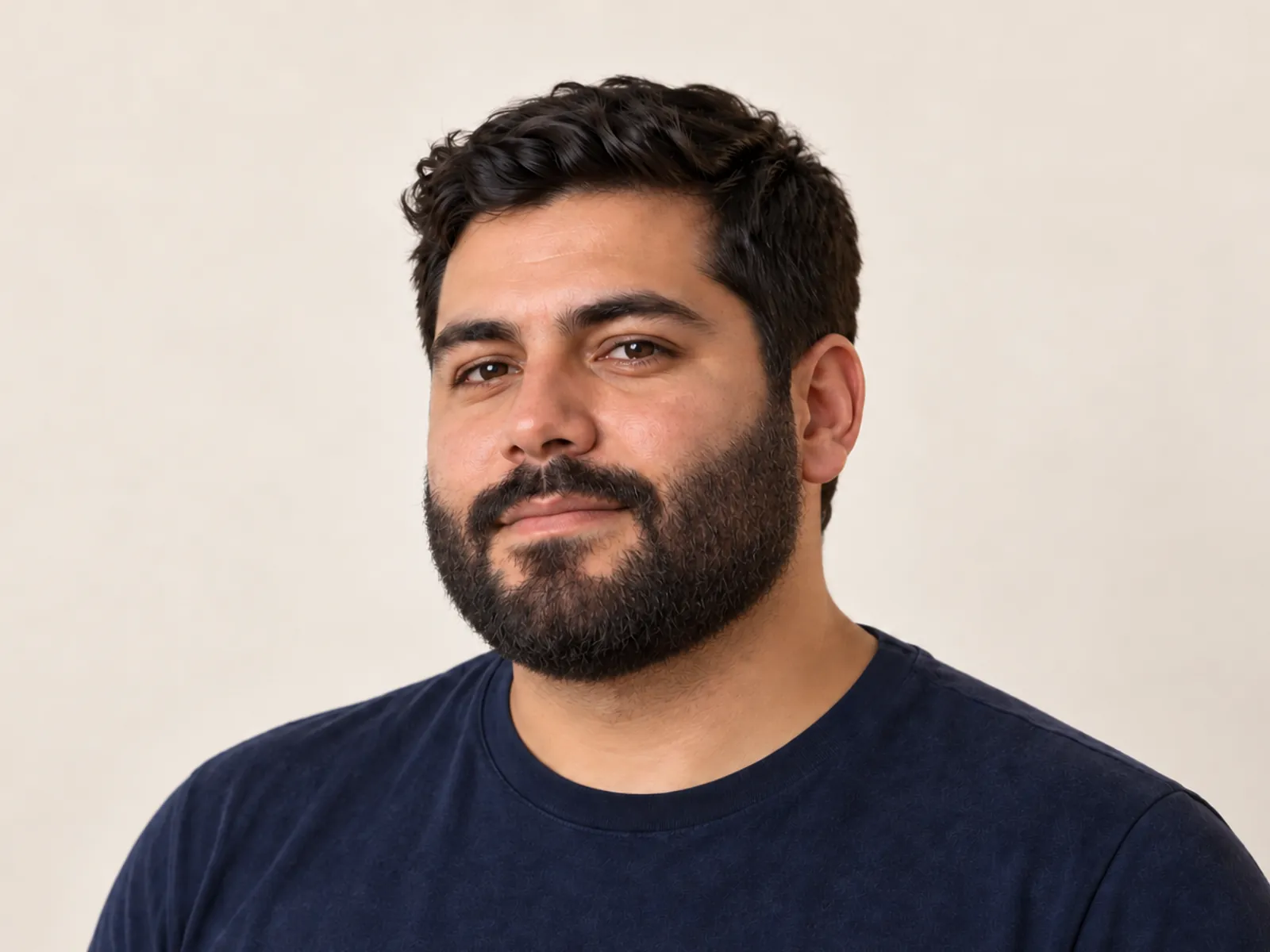 Hombre chileno con barba corta completa y pareja
