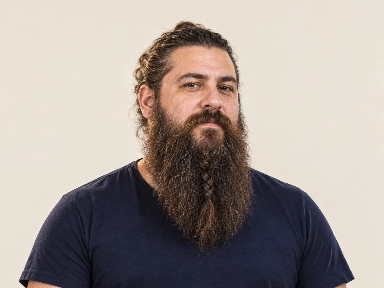 Hombre chileno con barba vikinga larga y abundante con una pequeña trenza