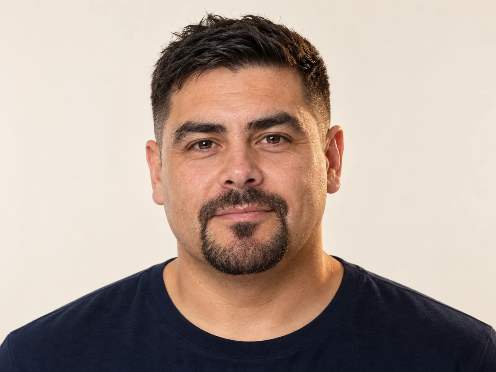 Hombre chileno con barba candado: bigote unido a la perilla rodeando la boca
